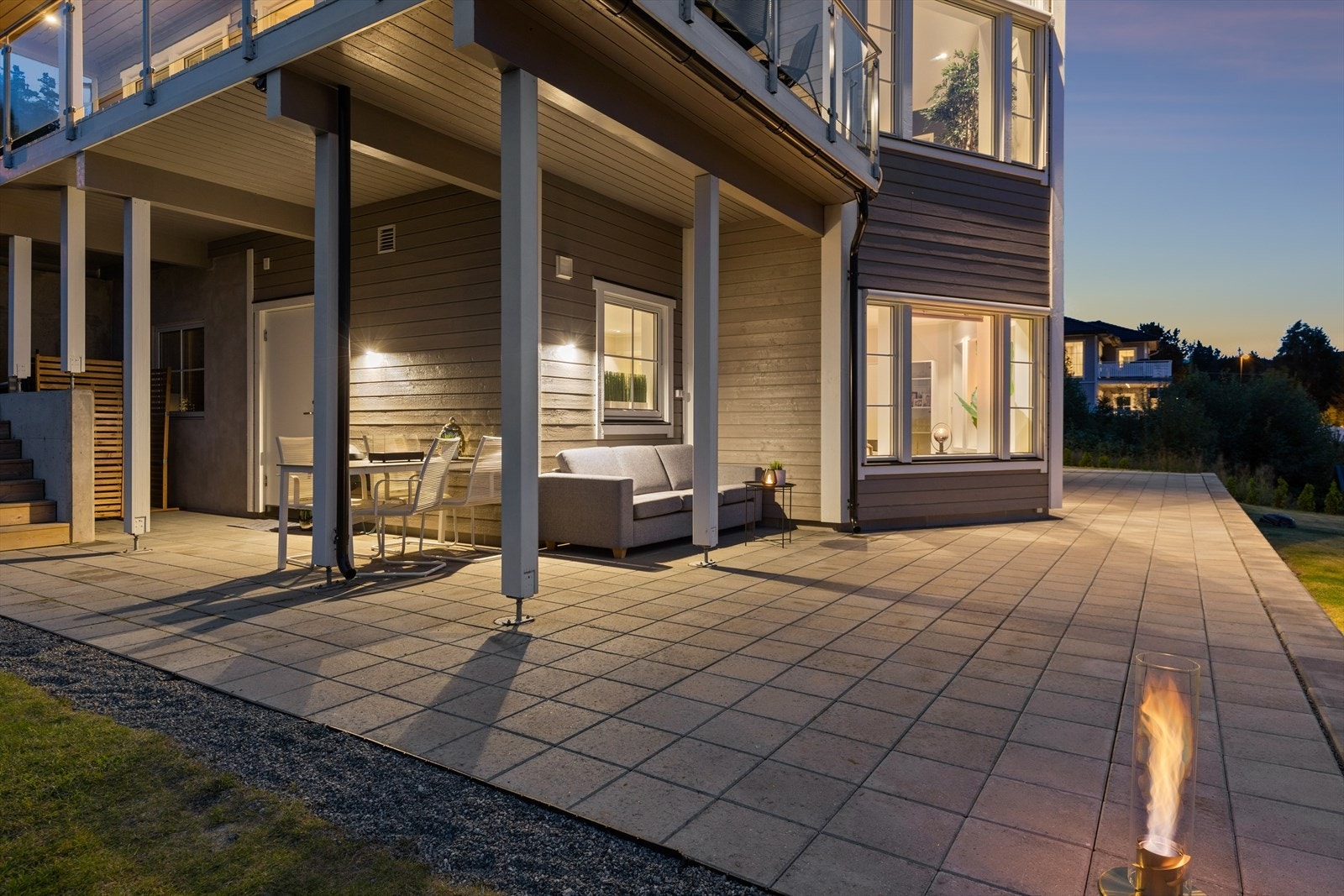 Stor hellelagt uteplass i underetasjen. Galleribilde