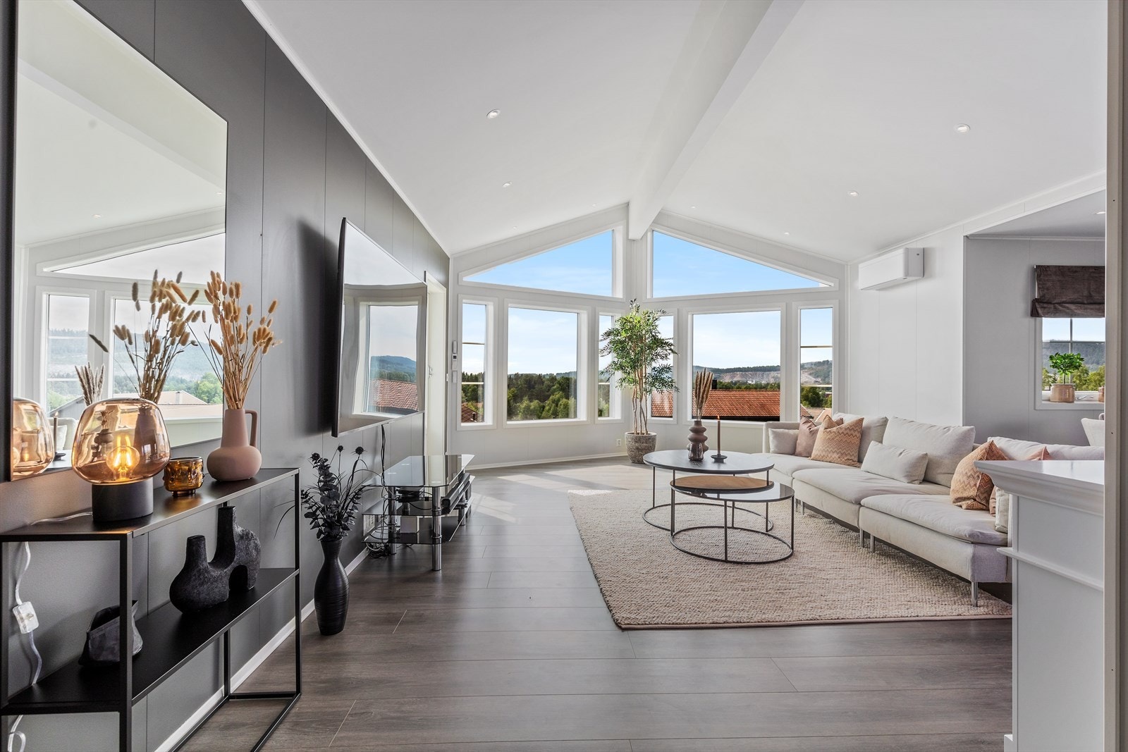 Meget romslig stue med store vindusflater som slipper in godt med lys. Galleribilde