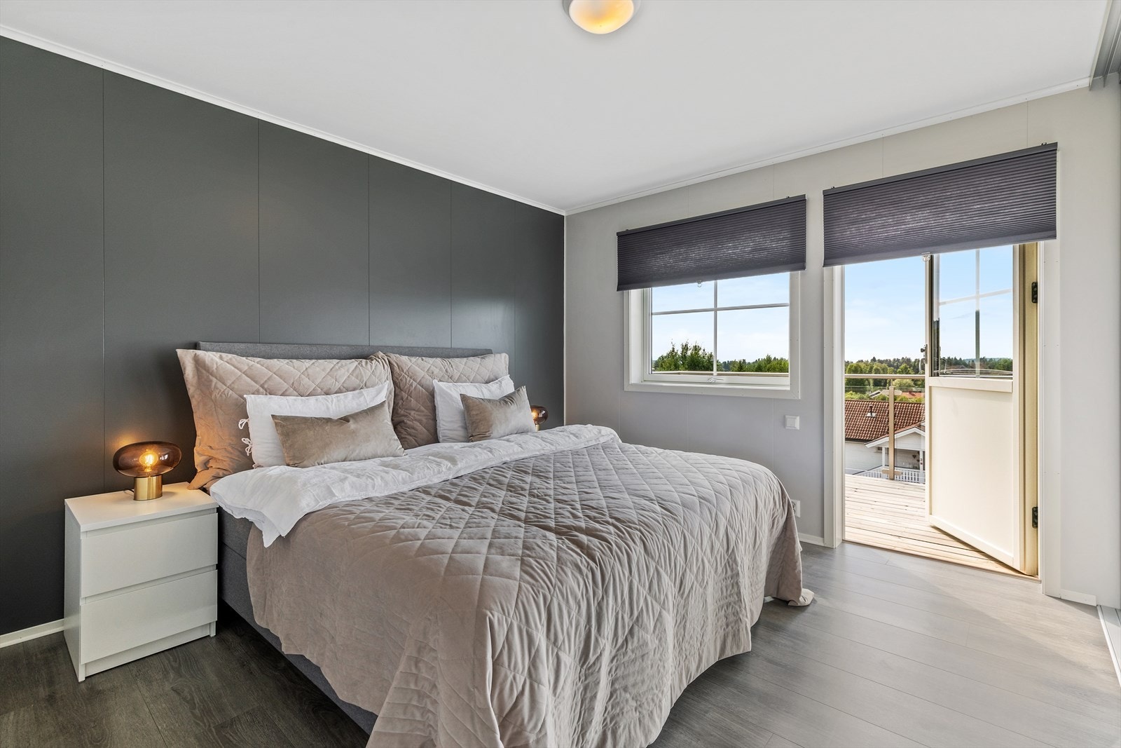 Fra hovedsoverommet er det adkomst ut på verandaen. Galleribilde