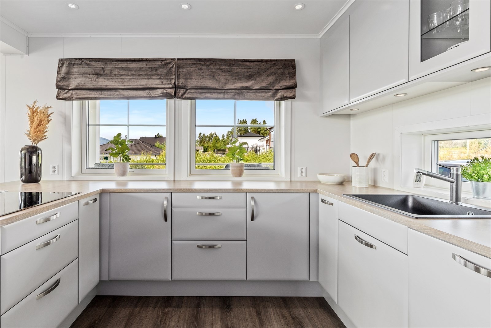 Kjøkkeninnredningen er over tre vegger og har i tillegg en barløsning mot spisestuen. Galleribilde