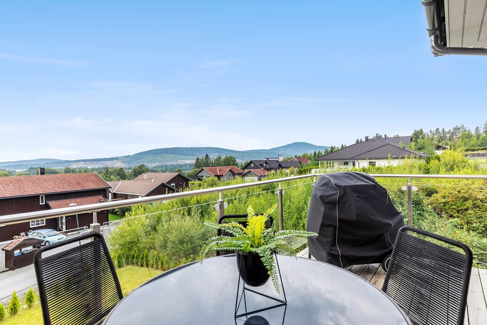 Boligen ligger høyt i terrenget og har flott utsikt utover det foranliggende terrenget mot vest. Galleribilde