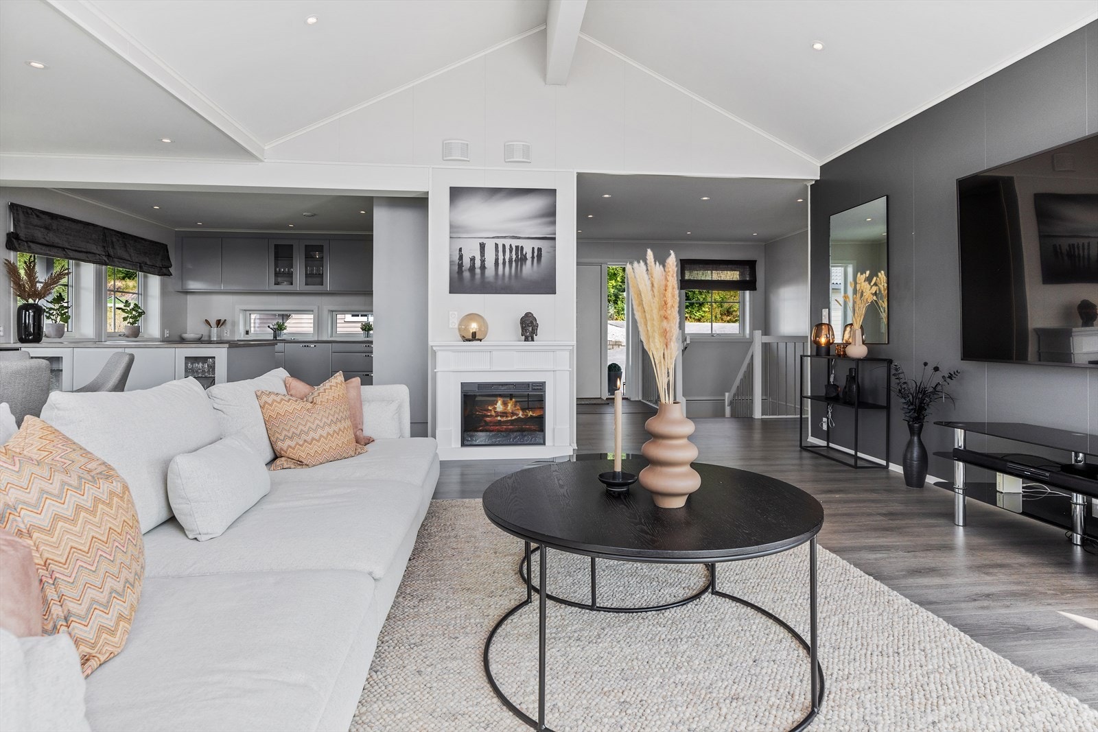 Åpen planløsning i stue/kjøkkendelen. Galleribilde