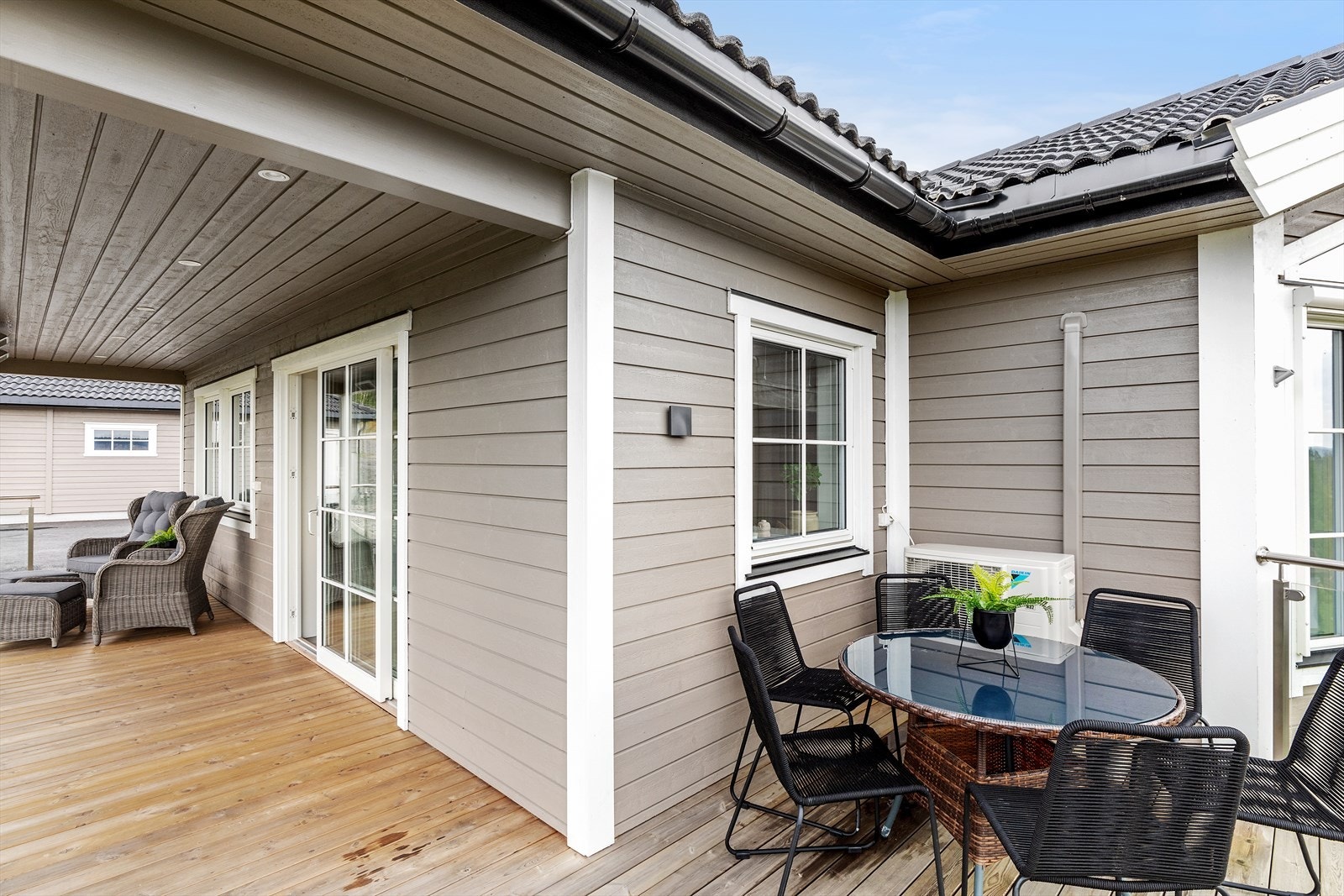 Det er uteplasser på alle sidene av boligen, så her kan man flytte seg etter solen. Galleribilde