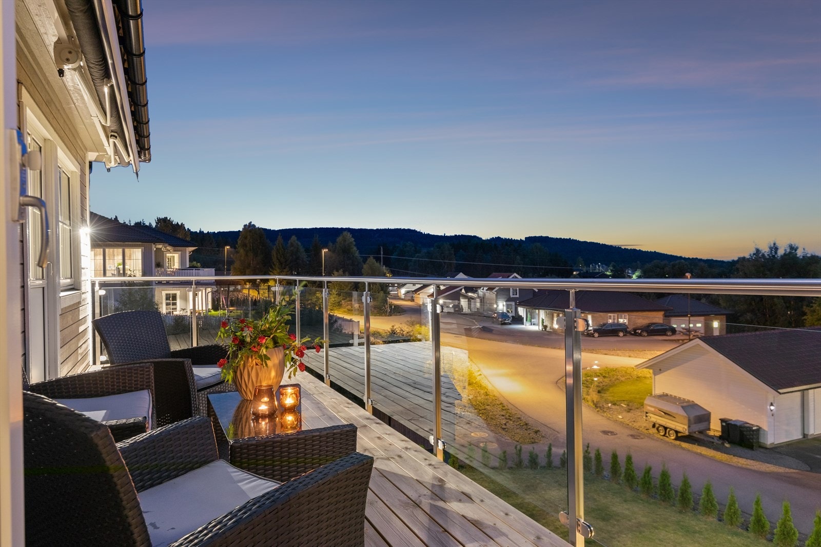 Solen går ned i horisonten i vest. Galleribilde