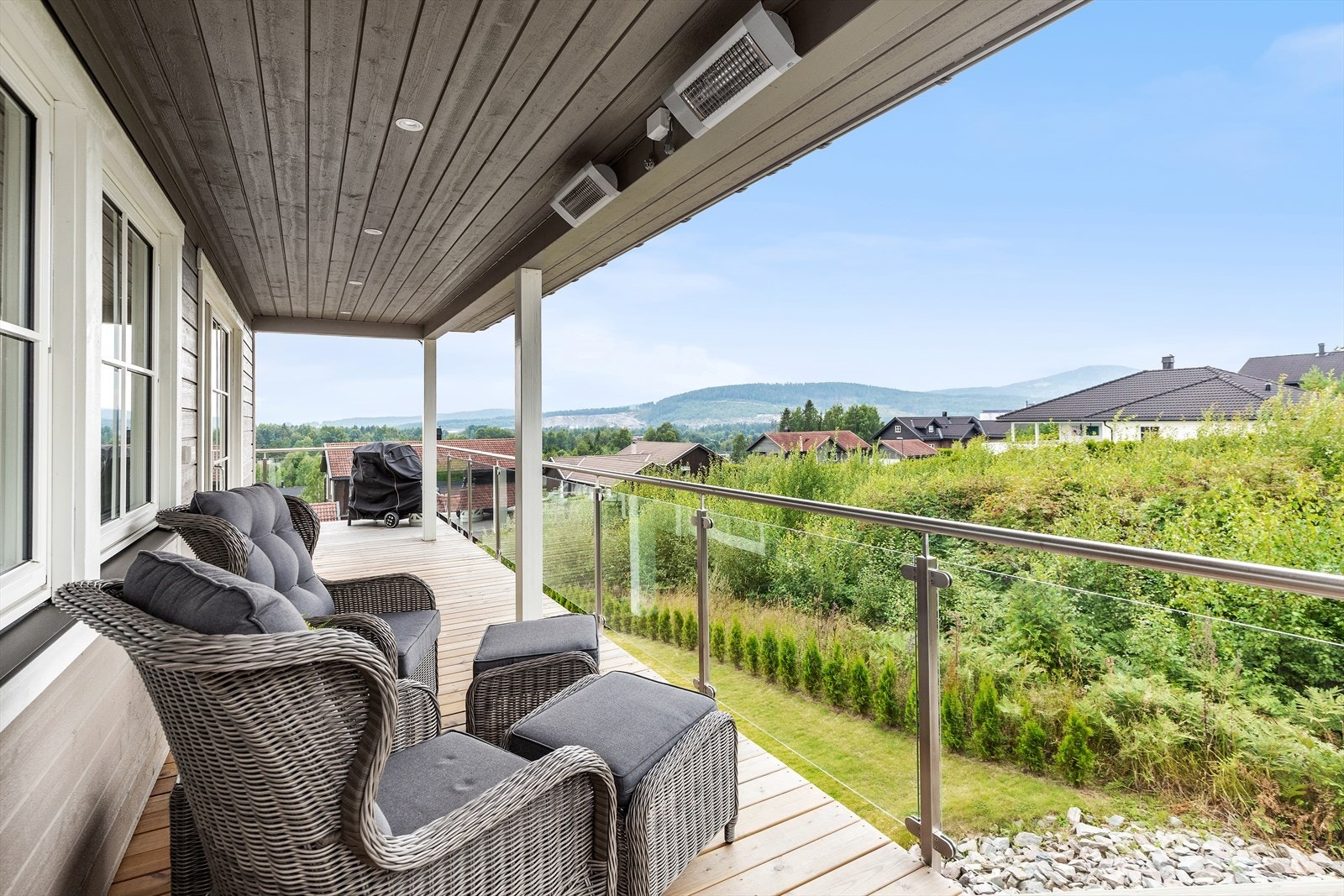 På den ene siden av boligen er det en ubebygd boligtomt, og på den andre siden er det regulert friareal. Galleribilde