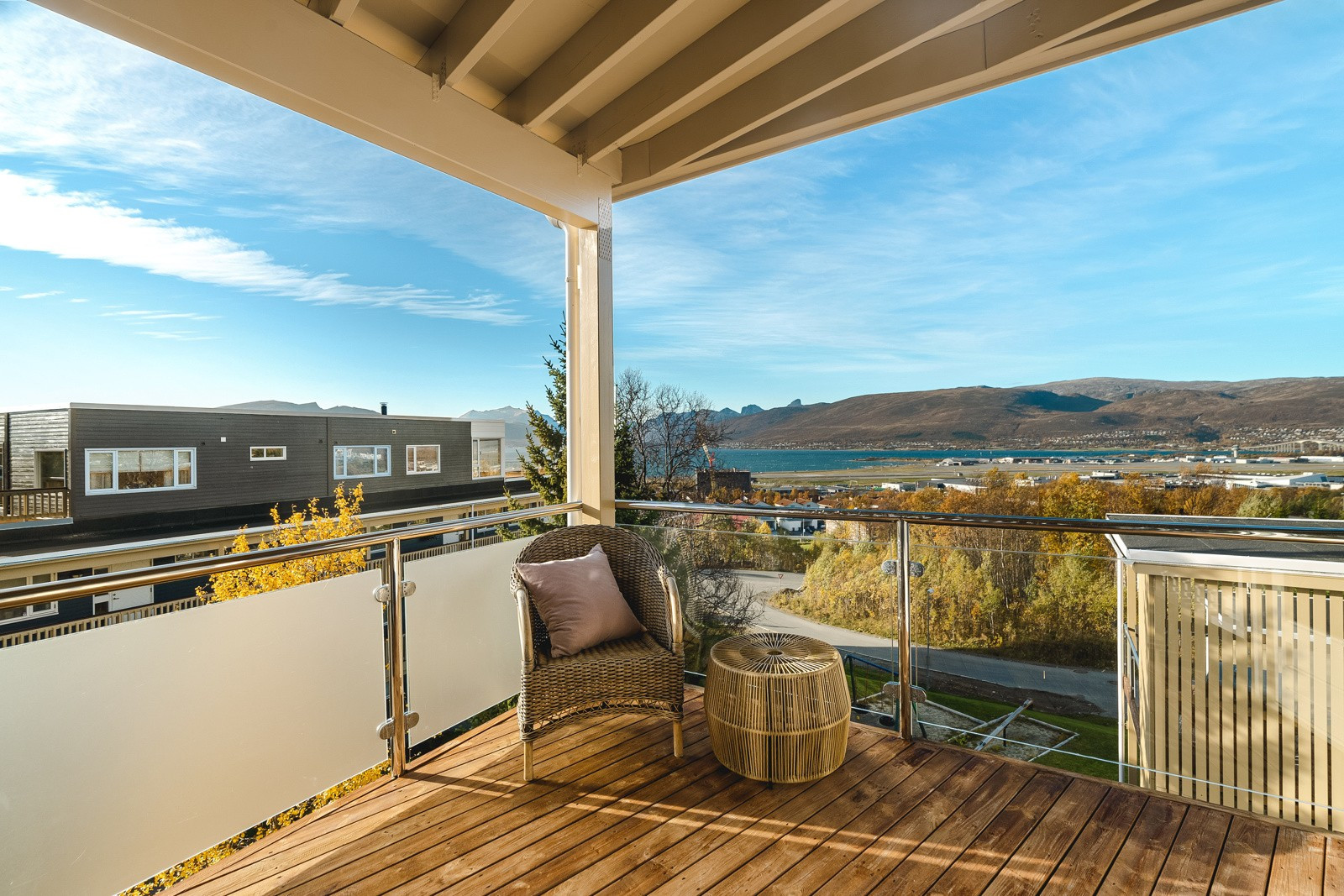 Lun terrasse mot sør med lang solgang