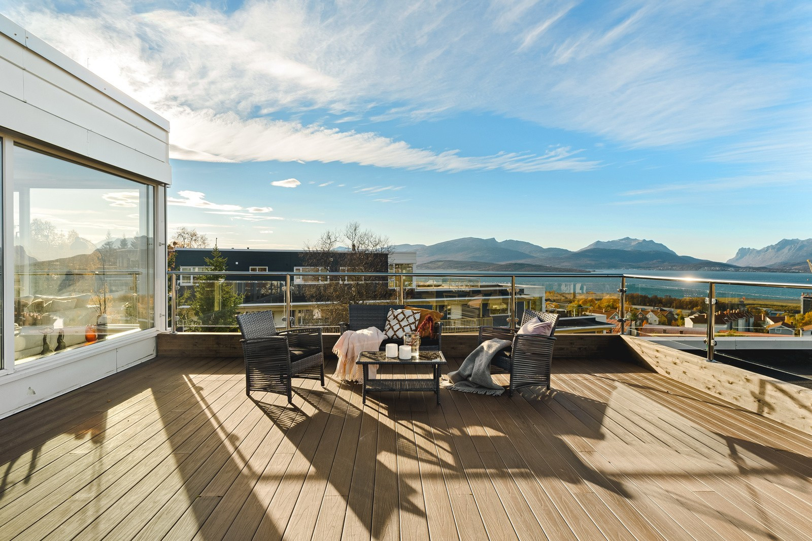Fra stue har man utgang til vestvendt terrasse med panorama utsikt