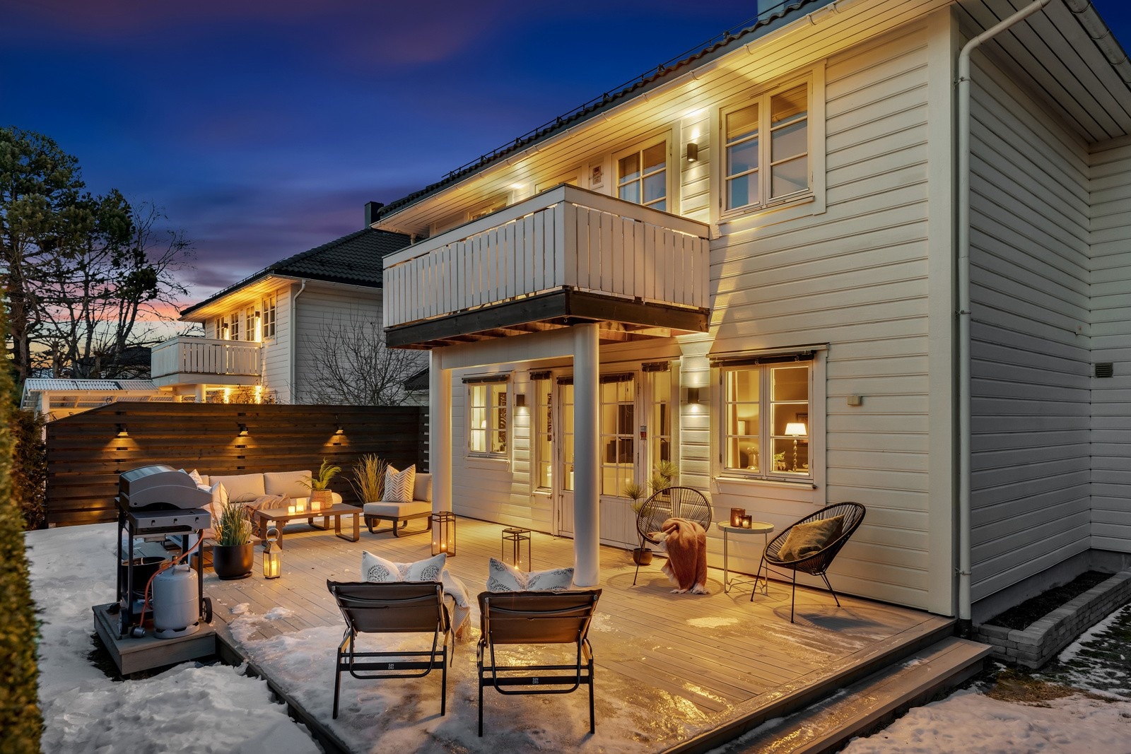 Boligen har en flott opparbeidet tomt. Tomten er lettstelt og solrik fra morgen til kveld. Boligen byr på flere herlige uteplasser og en skjermet hage. Galleribilde