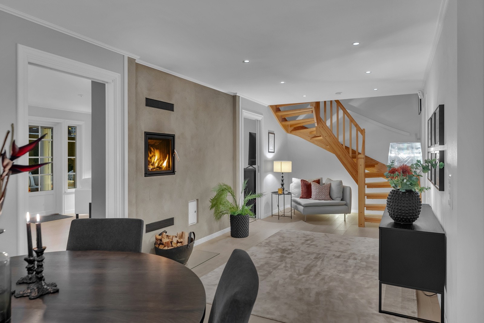 Rommets størrelse og form gjør det passende å innrede til hygge-krok i den ene enden av rommet. I andre enden av rommet er det perfekt å plassere en spisestue i tilknytning til kjøkkenet. Galleribilde