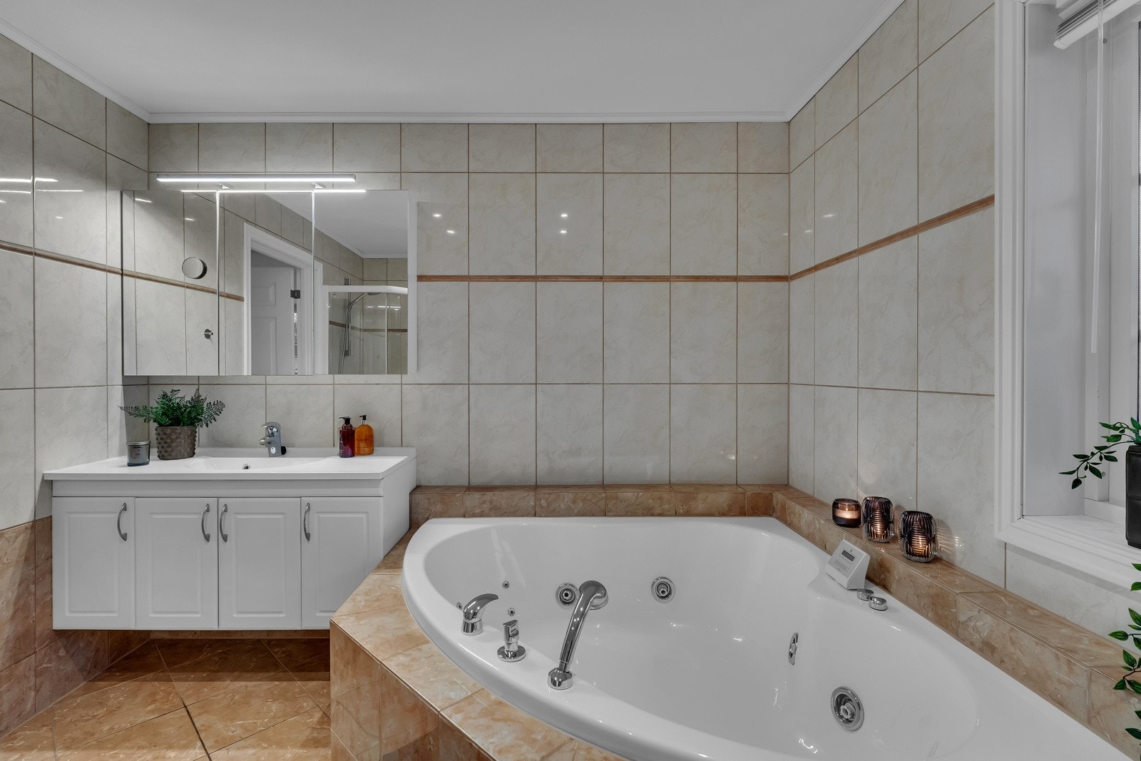 Baderomsinnredningen består av benkeskap med profilerte fronter, servant i helstøpt plate, veggskap med speilfronter og belysning over servant. Badet byr på både dusj og et herlig boblekar. Galleribilde