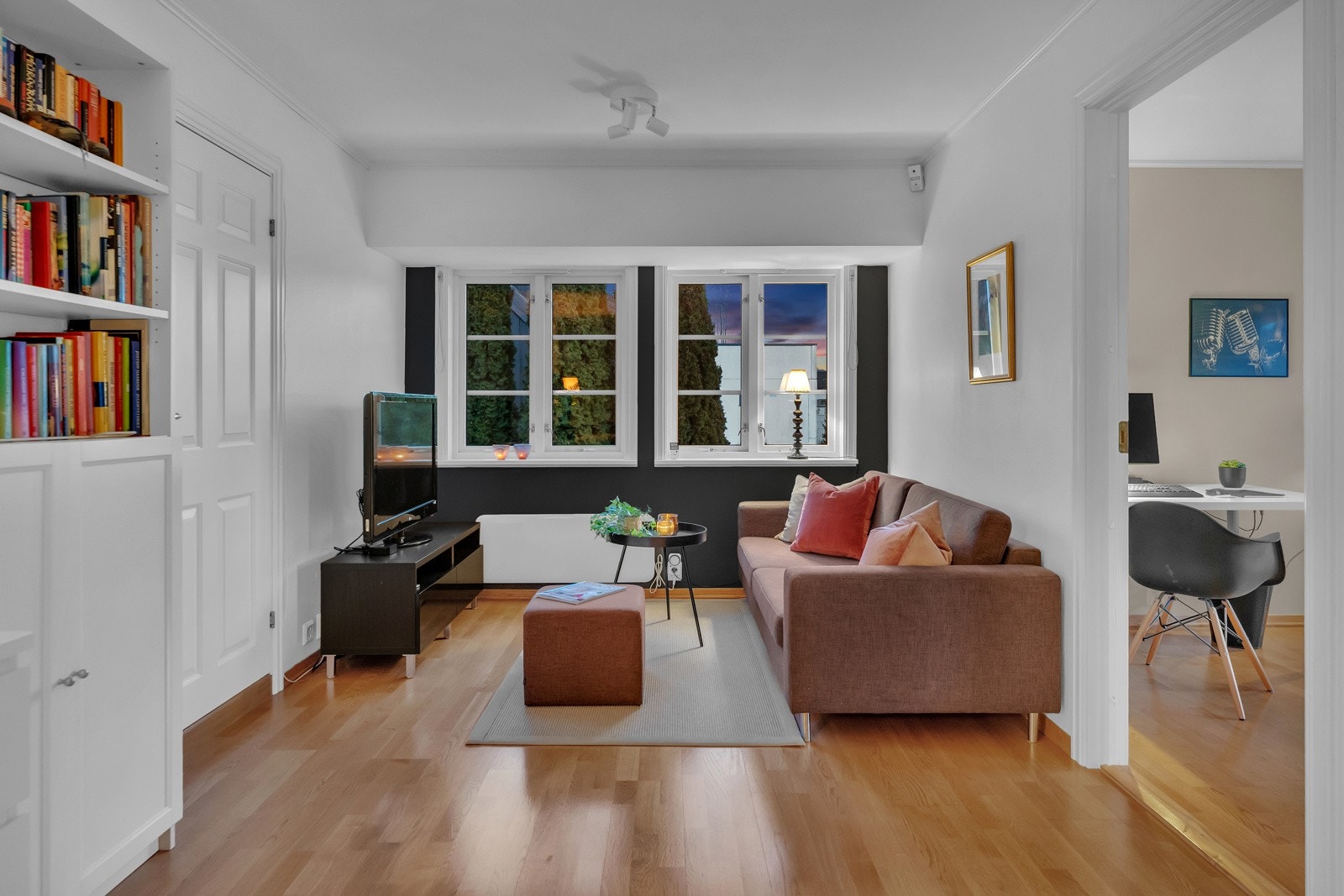 Rommet er holdt i samme stil som stuen i 1.etasje, med hvite vegger og en mørk kontrastvegg. Som resten av boligen har rommet store flotte vinduer, som gir godt med lysinnslipp. Galleribilde