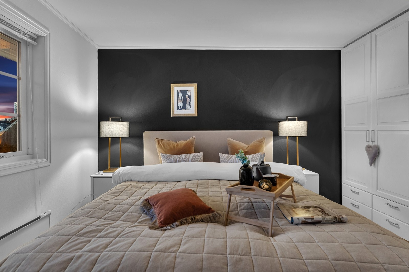 Det kan fint innredes med stor dobbeltseng og med nattbord på hver side. Rommet har et stort garderobeskap til oppbevaring av klær. Størrelsen på rommet gjør at innredningsmulighetene er mange. Galleribilde