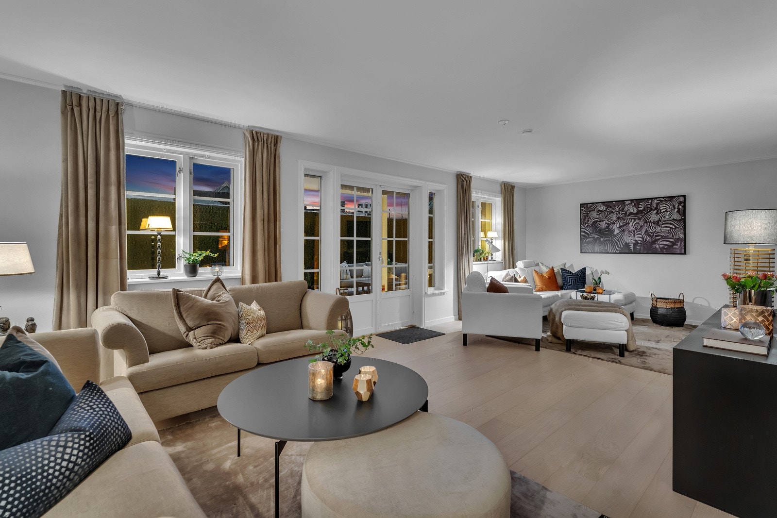 Inne i boligen møtes du av boligens stue-, spisestue-, og kjøkkenavdeling. Stuen byr på store, flotte vinduer som gir godt med lysinnslipp og en dobbel terrassedør som fører ut til en fantastisk uteplass. Galleribilde