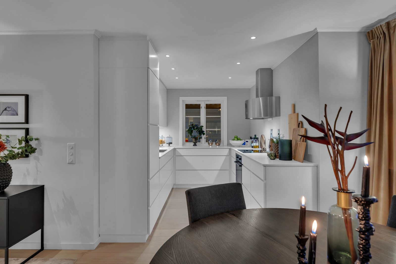 Boligens kjøkken ligger i 1.etasje, i åpen løsning til stuen/spisestuen. Kjøkkenet er fra Kvik og var nytt i 2019. Kjøkkenet har belysning under overskap og spotter i taket, som gir godt med arbeidslys. Galleribilde