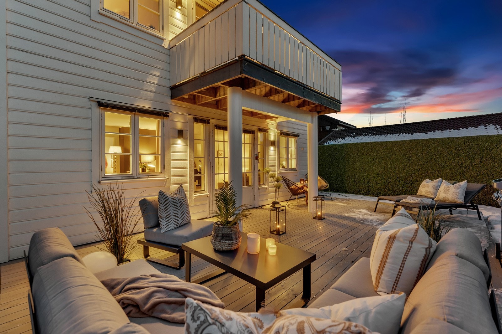 Boligen ligger i et urbant og moderne boligområde, sentralt i Lillestrøm by. Nabolaget er stille og rolig med lite gjennomgangstrafikk, bestående av mange barnefamilier og godt etablerte. Galleribilde