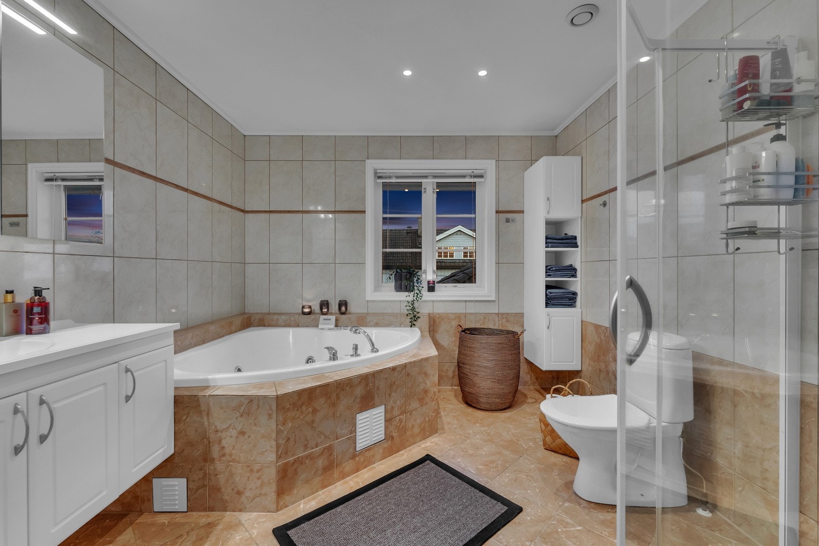 Badet i andre etasje ligger med adkomst fra stuen. Badet er romslig i størrelsen. Overflatene og gulvet er flislagt og det er varmekabler i gulvet. Galleribilde