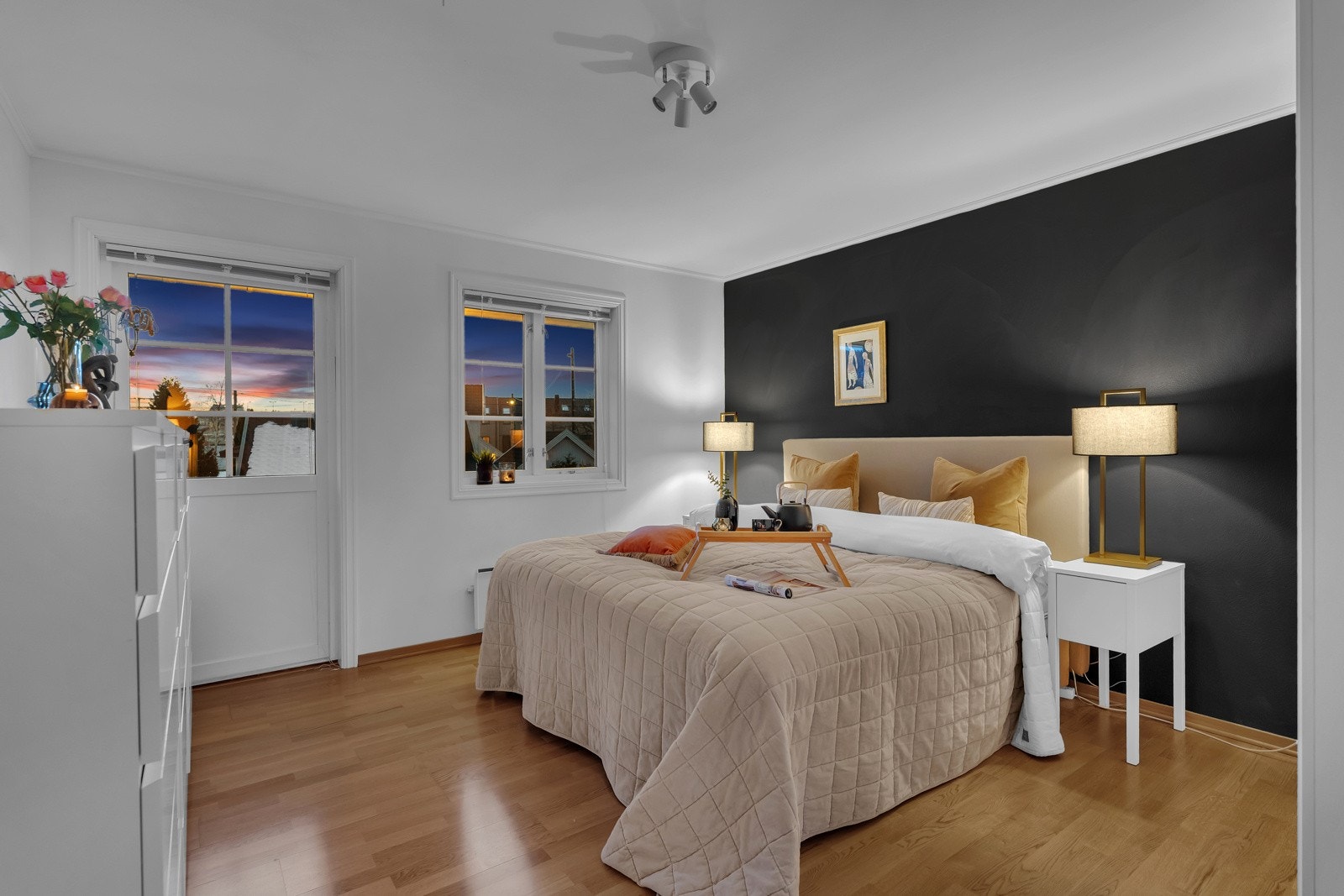 Boligen har tre soverom i boligens 2.etasje. Det ene soverommet har samme fargepalettet som stuen i etasjen. Rommet er romslig i størrelsen. Galleribilde