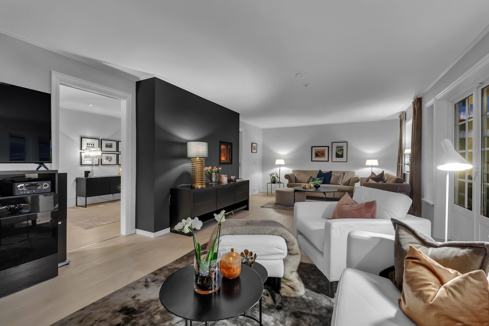 Rommet er i dag innredet til Tv-stue og med en tilhørende sofagruppe. Den romslige stuen kan fint innredes med flere sittegrupper eller avdelinger etter eget behov. Galleribilde