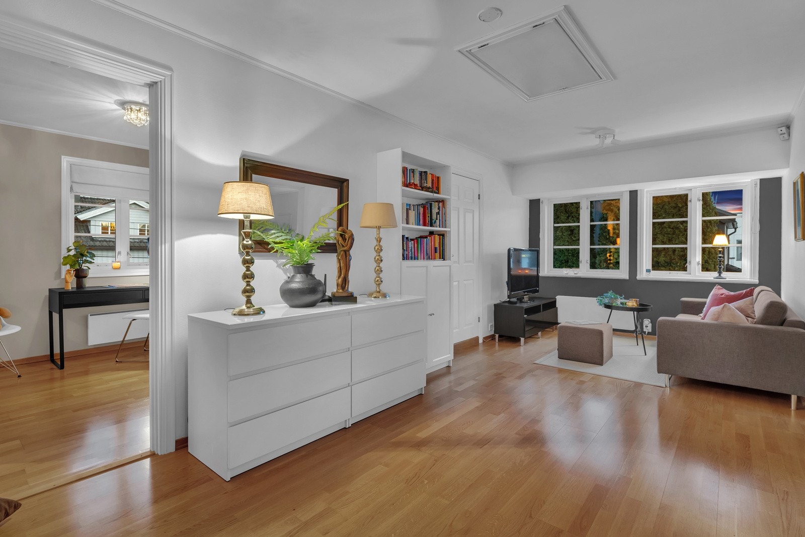 Boligen har en ekstra stue i 2.etasje, noe som er super praktisk for familien. Stuen gir spillerom for familien, når noen ønsker fred og ro, mens andre ønsker å benytte tv eller andre aktiviteter med lyd. Galleribilde