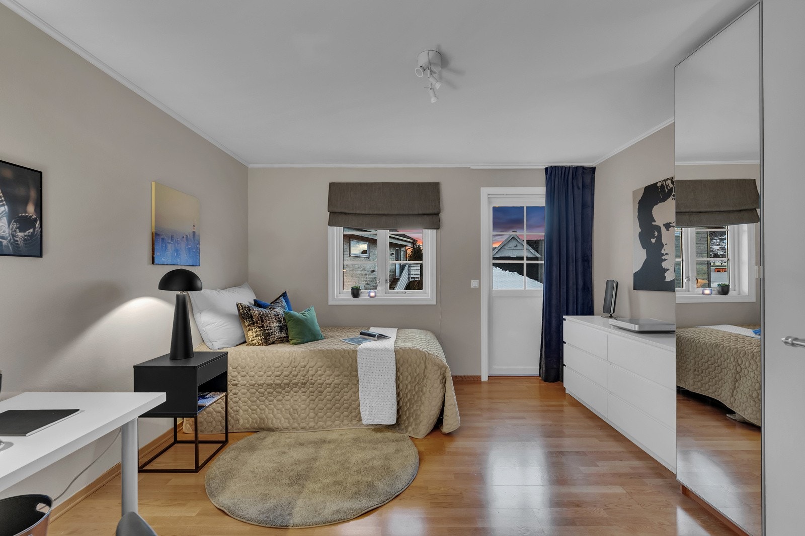 Soverom tre er holdt i samme farge som soverom to. Rommet har et større garderobeskap med speil- og glatte fronter, til oppbevaring av klær. Galleribilde