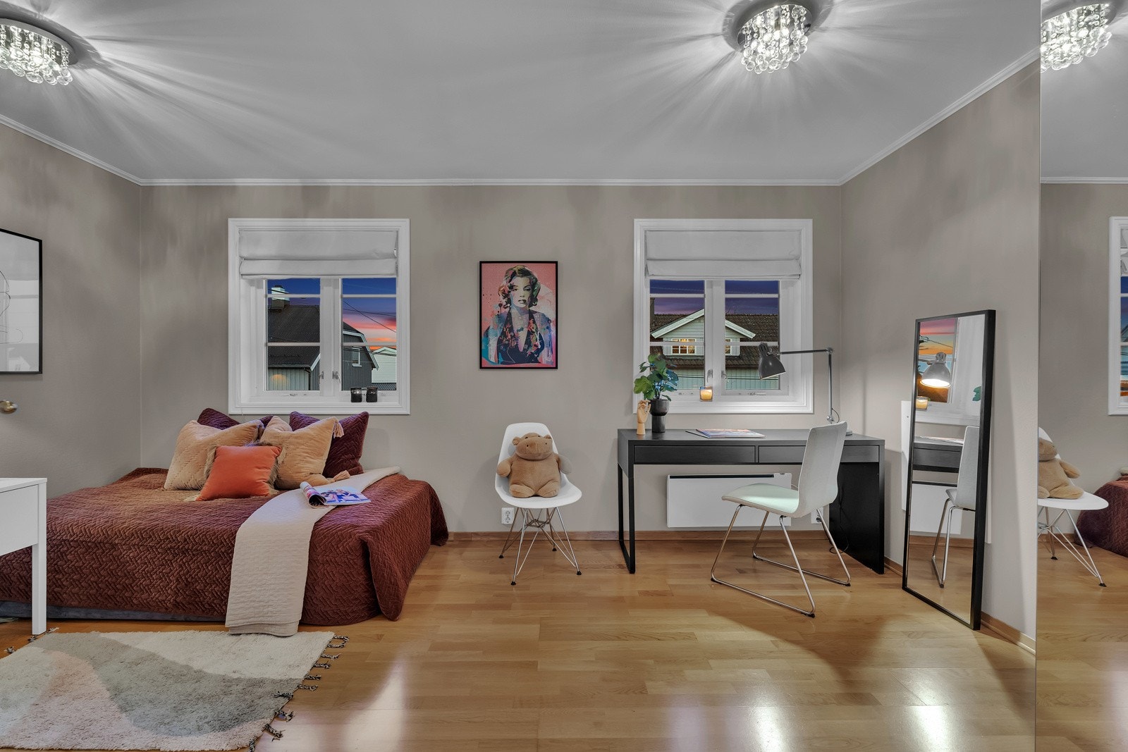 Rommet har et garderobeskap med speilfronter til oppbevaring av klær. Galleribilde