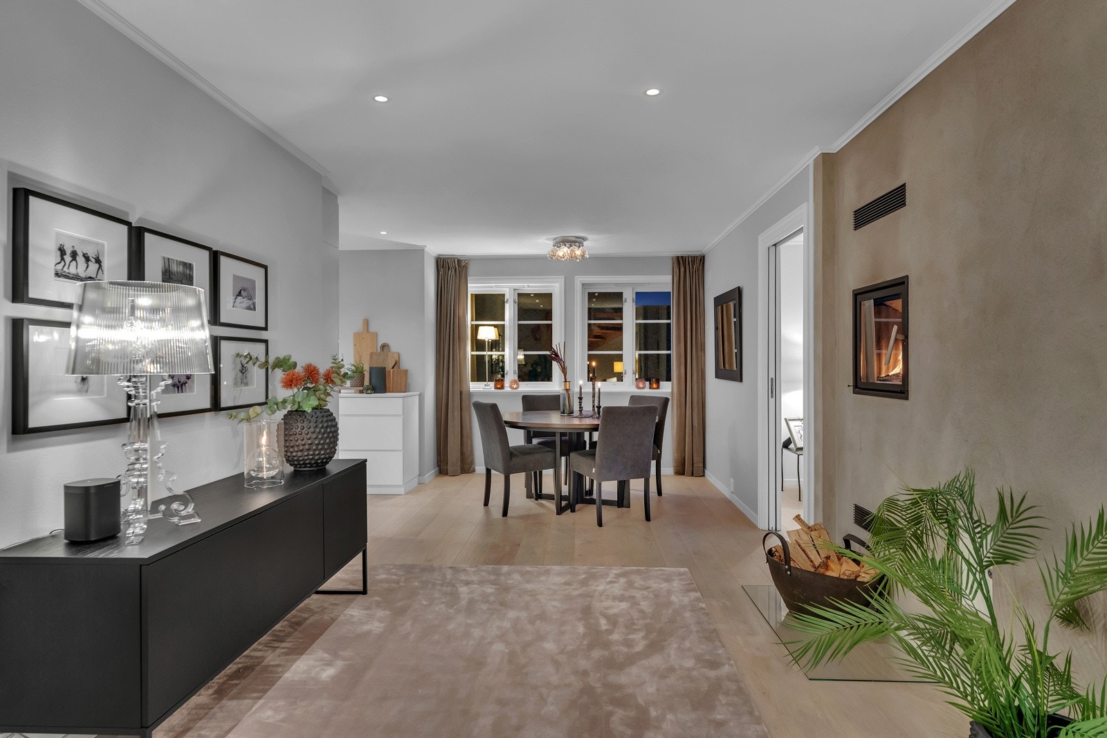 Boligens stue-, spisestue-, og kjøkkenavdeling er et flott samlingspunkt for familien og byr på sosialt samvær og hygge for alle. Rommet har åpne og luftige romløsninger som gir en behagelig følelse. Galleribilde