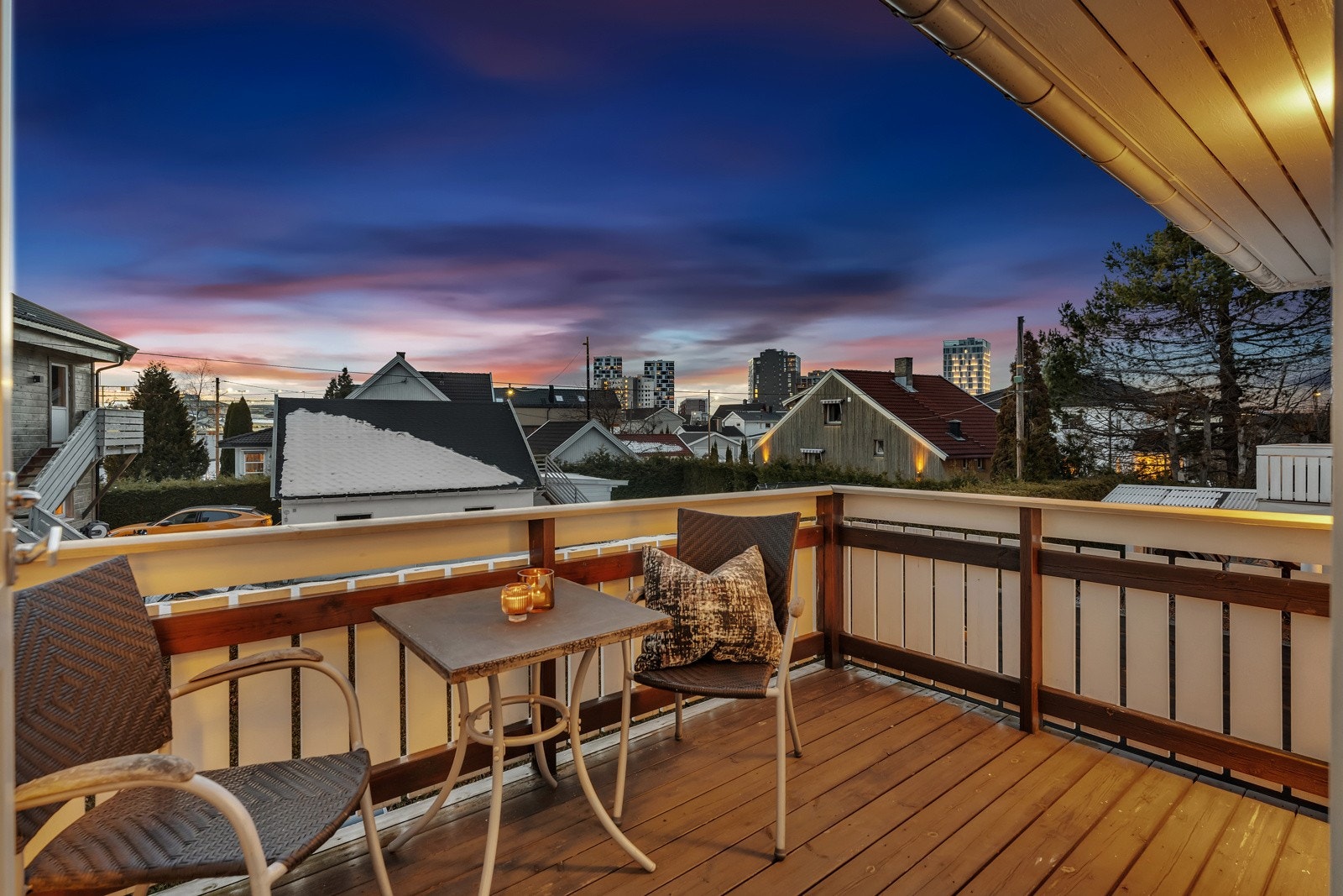 Fra to av soverommene i 2.etasje er det adkomst til en vestvendt balkong på 6 kvm. Balkongen gir mulighet for å nyte solen, også når den står lavere på himmelen og det begynner å nærme seg kvelden. Galleribilde