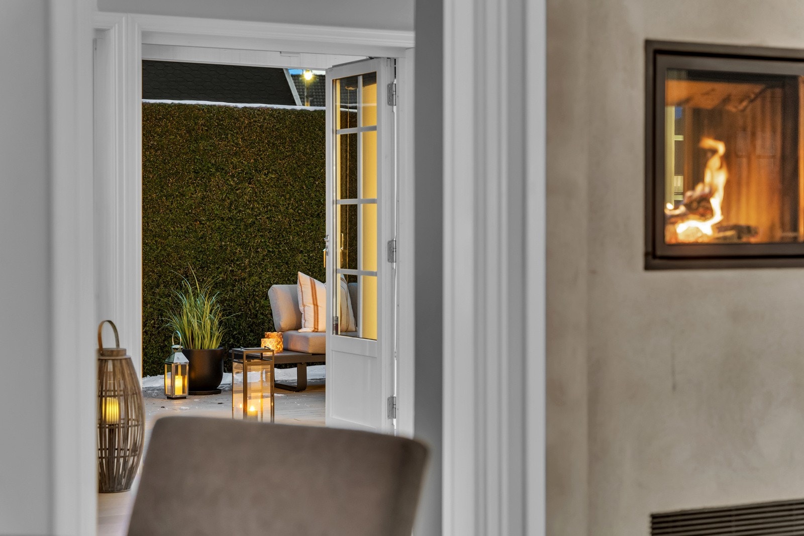 Dørene mellom hallen, stue, spisestue, kjøkkenavdeling og TV-stue er skyvedører. På denne måten kan familien velge å benytte rommene med åpen løsning, eller lukke inntil dersom noen har behov for litt ro. Galleribilde