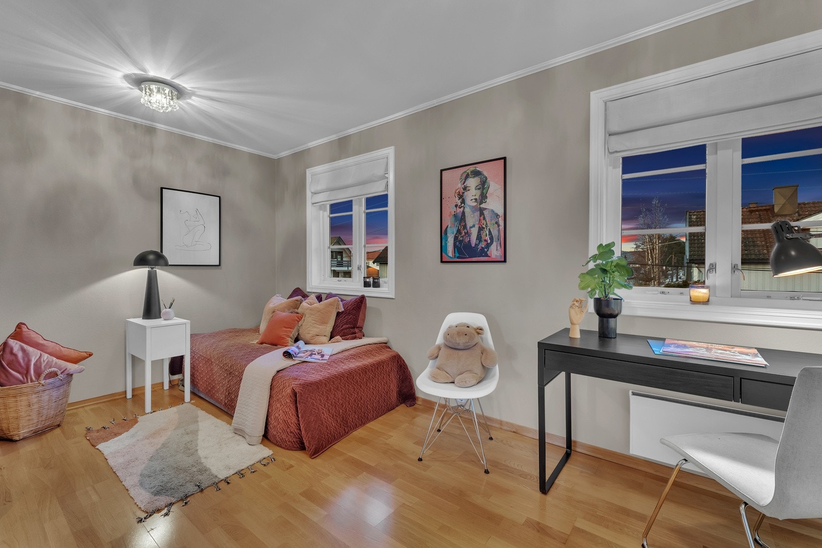 Det andre soverommet i etasjen er holdt i en dus farge. Rommet er romslig, slik som de to andre soverommene og kan fint innredes med stor seng, kommode, skrivepult og annet møblement etter behov. Galleribilde