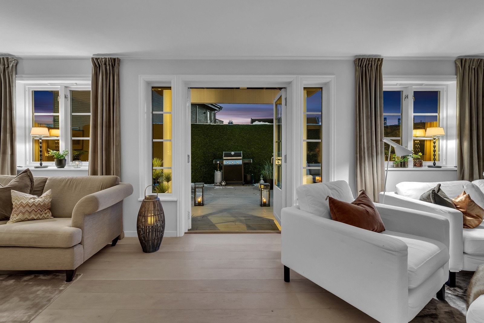 Rett utenfor stuen finnes en herlig vestvendt terrasse på hele 37 Kvm. Uteplassen er skjermet og byr på sol fra morgen til kveld. De doble terrassedørene kan åpnes, noe som gir en herlig forlengelse av stuen. Galleribilde