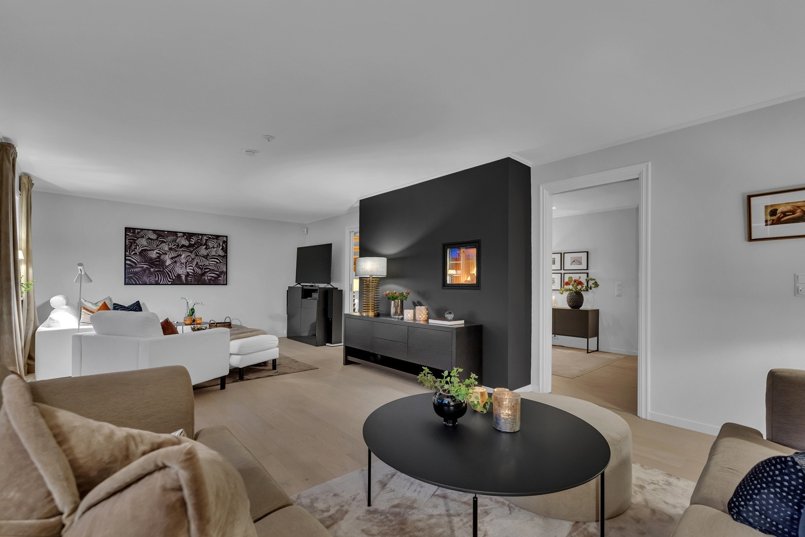 På kontrastveggen er det installert en flott gjennomgående peis, som kan nytes fra både stuen/spisestuen og tv-stuen. Galleribilde