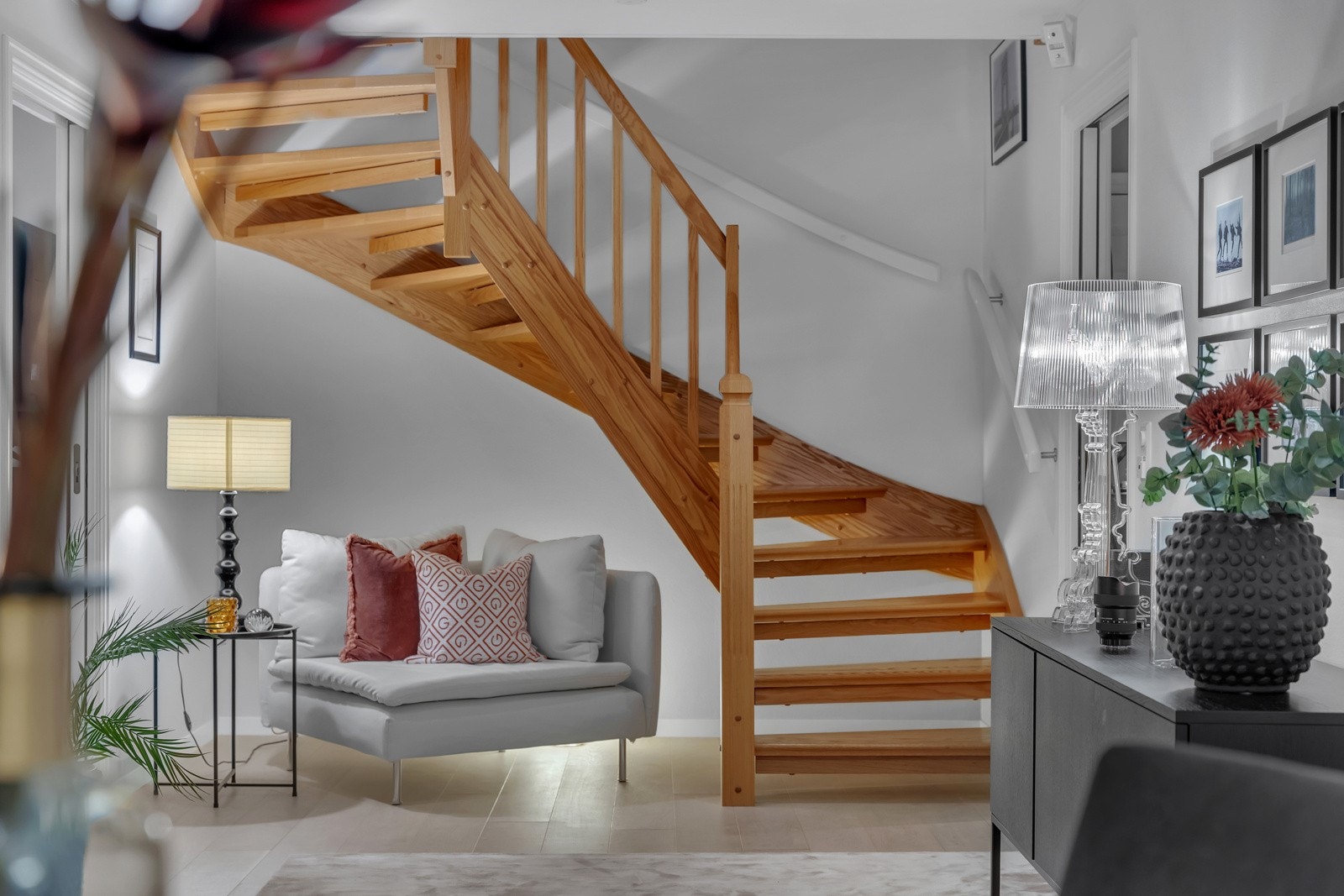 Trappeoppgang fra boligens stue/spisestue i 1.etasje, til boligens stue i 2.etasje. Galleribilde