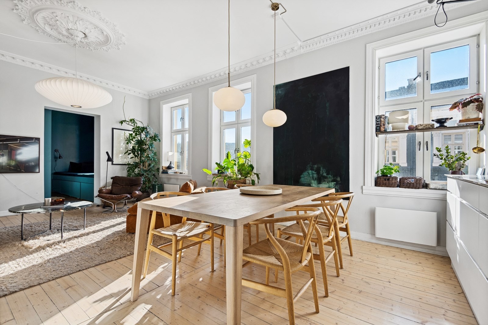 Store vinduer, god takhøyde, peis, stukkatur, rosetter & lysmalte overflater gir et gjennomført & tiltalende helhetsinntrykk Galleribilde