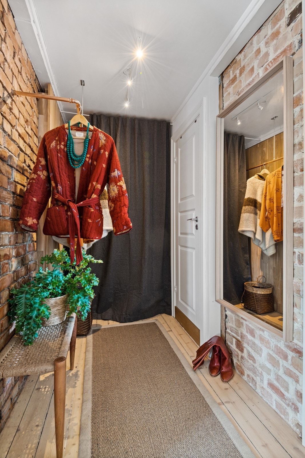 Du blir møtt av en velholdt og praktisk entré med originale tregulv, malte overflater og god takhøyde. Vaskemaskin og tørketrommel bak forheng i gangen. Galleribilde
