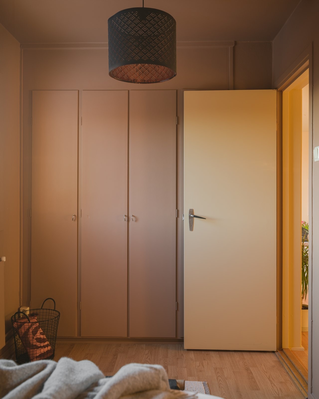En stor integrert garderobe er plassert langs den ene siden. Galleribilde