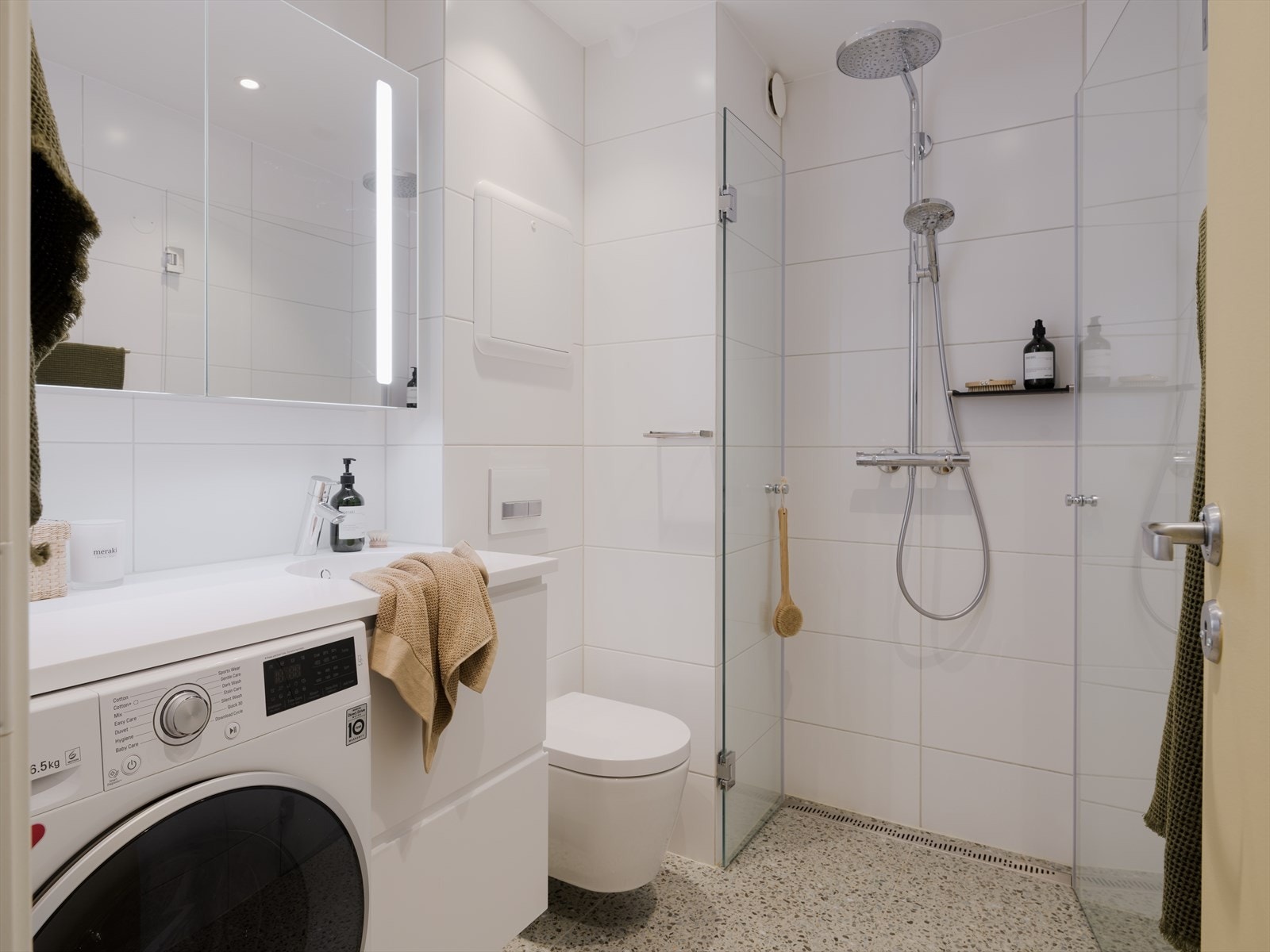Lekkert bad fra 2019 med opplegg for vaskemaskin. Vaskemaskin medfølger salget. Galleribilde