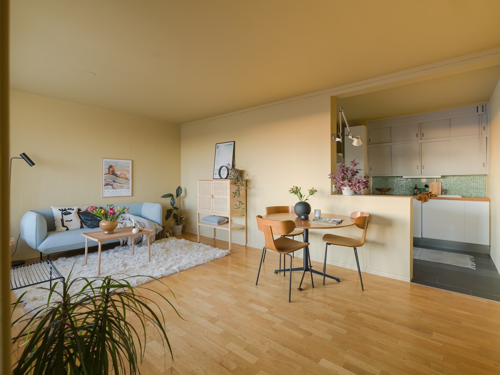 Stuen har du rikelig med plass til en stor sofagruppe. Den store gulvflaten gir mulighet for ulike innredningsløsninger. Galleribilde