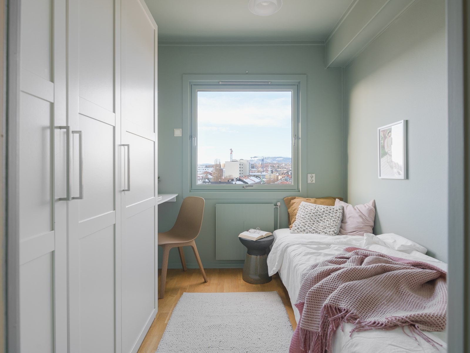 Soverom nummer to rommer fint seng, garderobe og tilhørende nattbord. Galleribilde