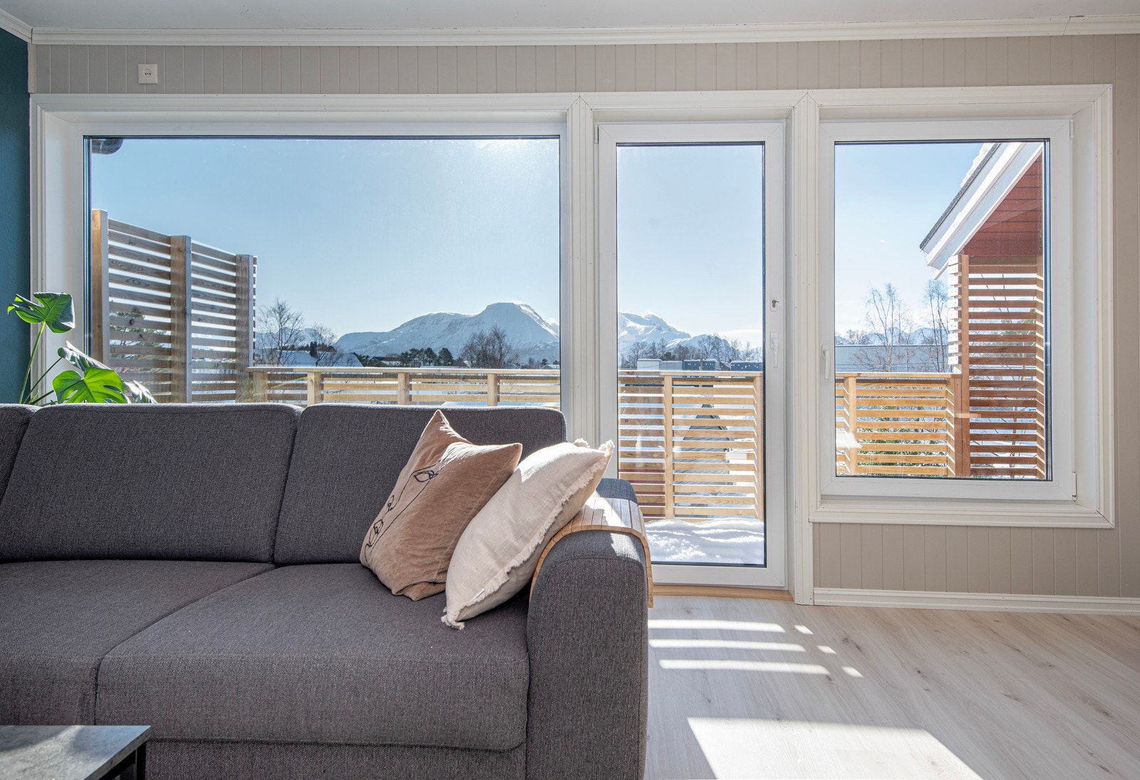 Fra stuen er det utgang til en sydvendt veranda - Galleribilde