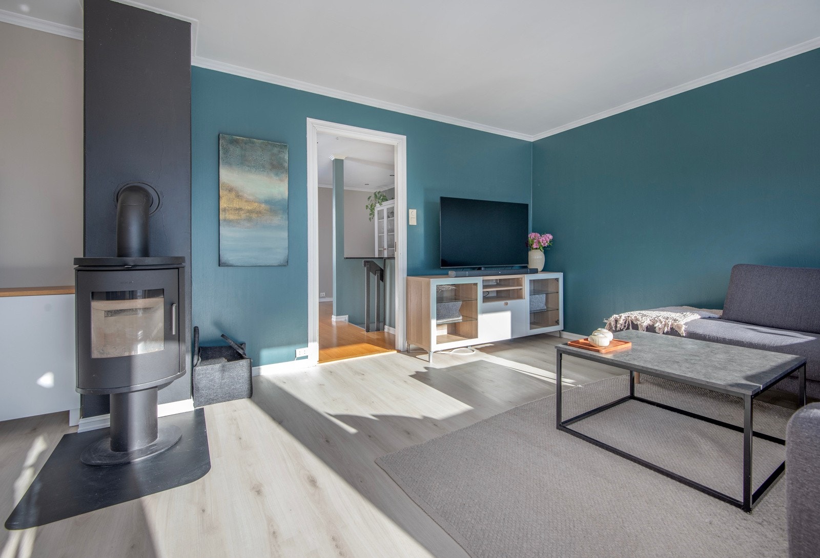 Det er god plass til både sofagrupppe - Galleribilde