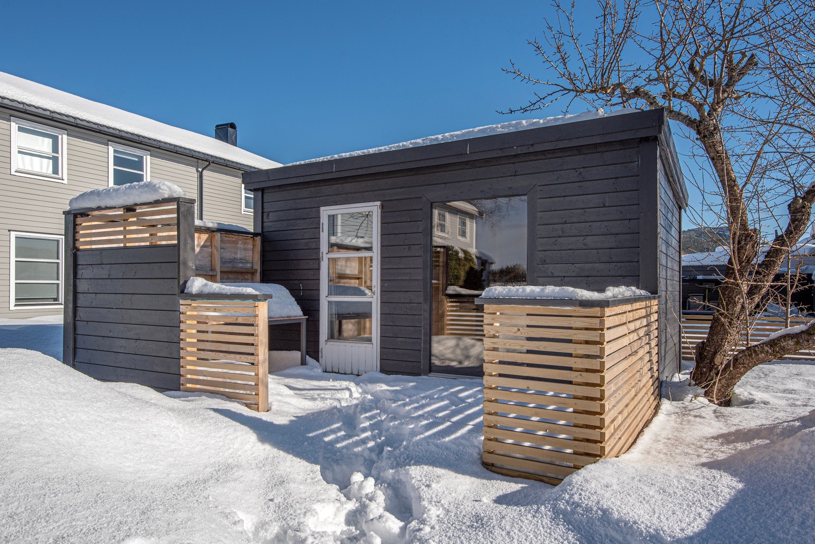 - pent opparbeidet hage med hagestue. Det er meget gode solforhold på eiendommen. Galleribilde
