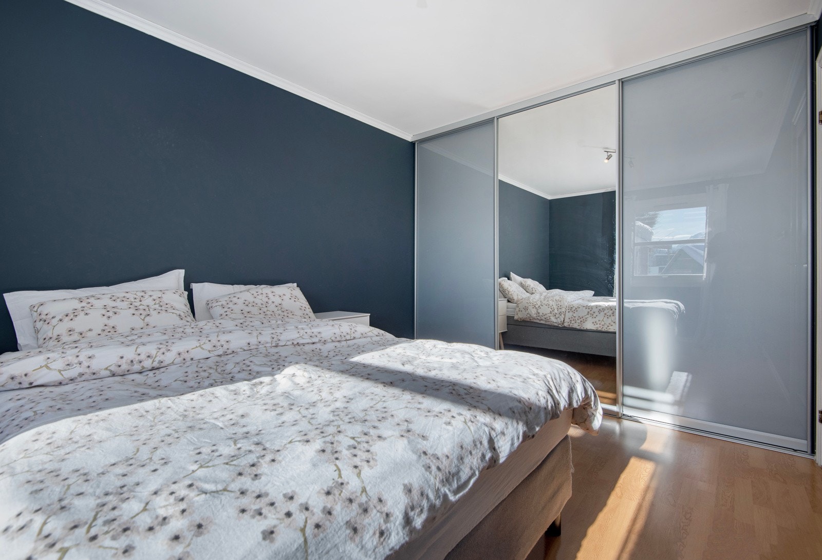 Soverommet har skyvedørsgarderobe med speil. Galleribilde