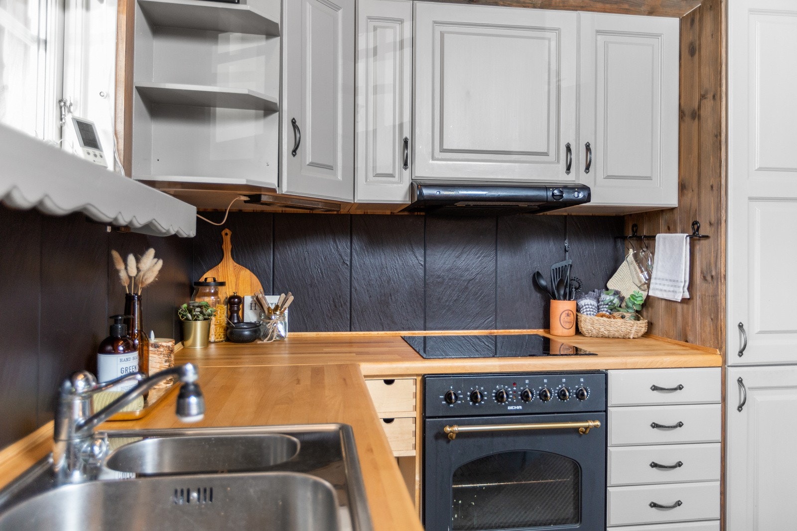 God skap- og benkeplass i både over- og underskap. Galleribilde