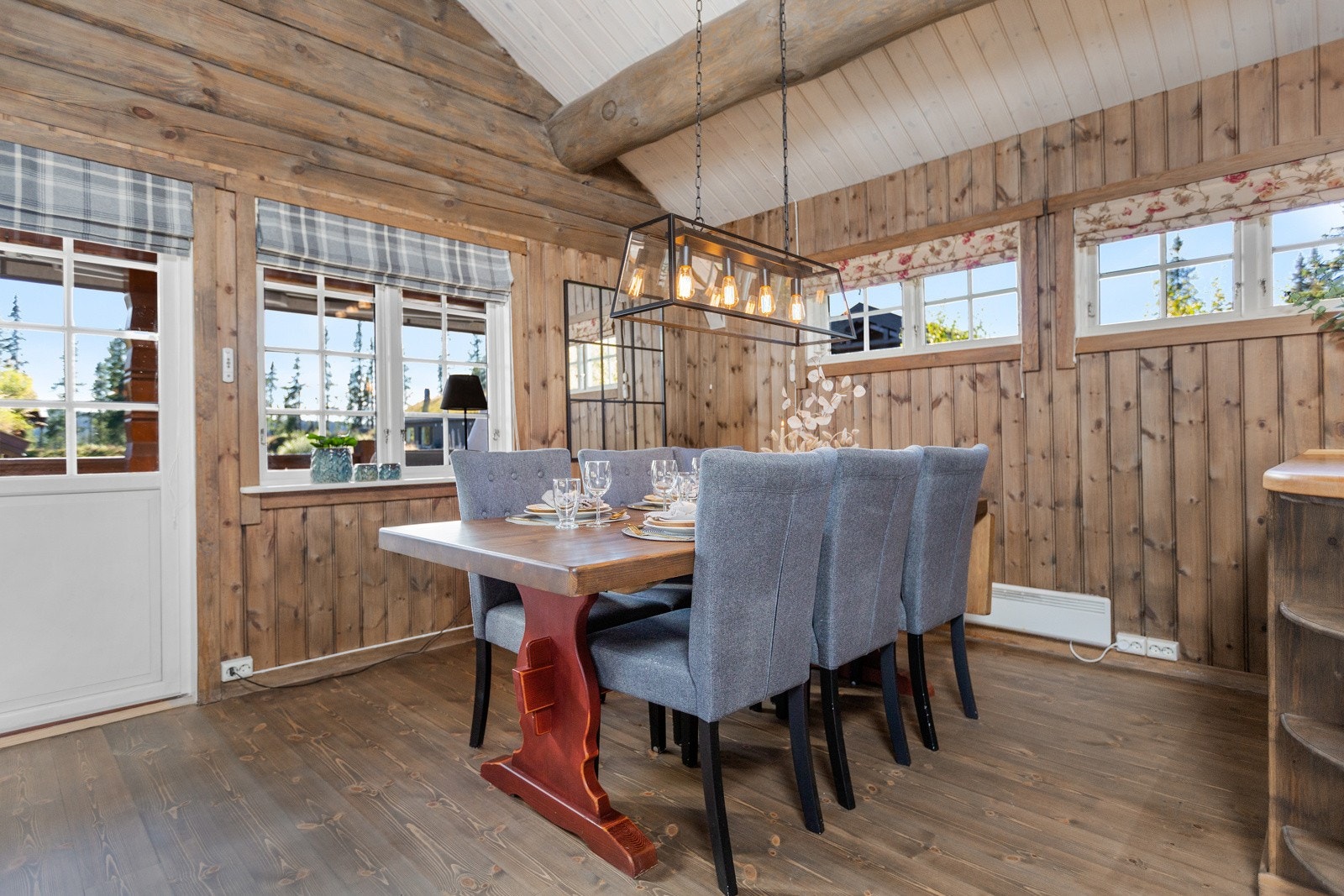 Fra stuen er det utgang til en stor terrasse med gode solforhold hele dagen Galleribilde