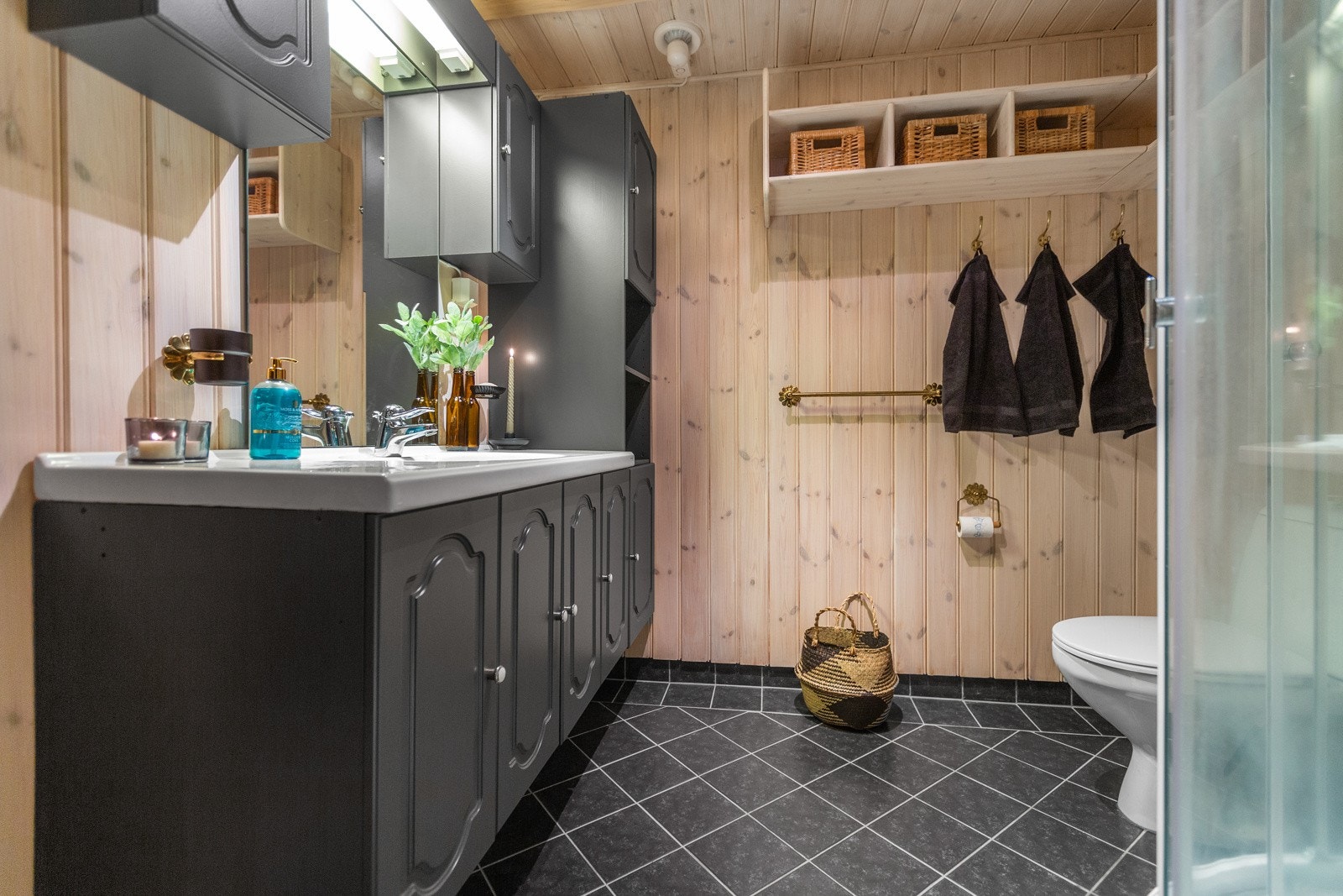 Lyst og koselig bad med flislagt gulv og varmekabler. Galleribilde