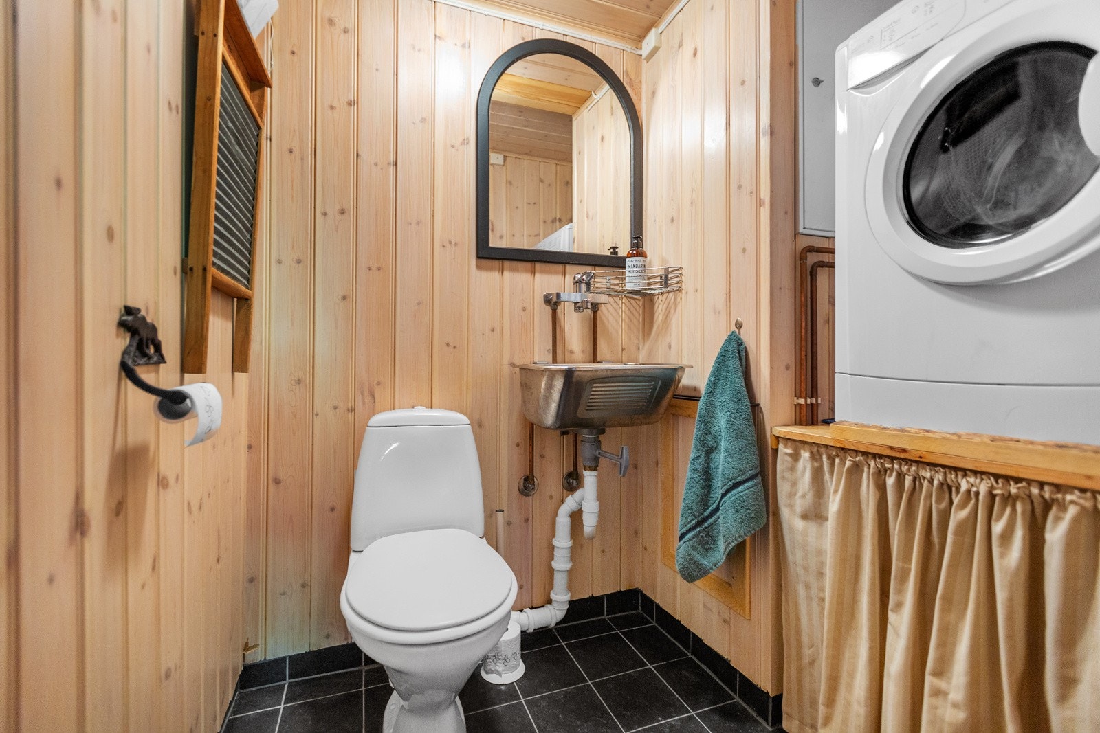 Hytta har i tillegg et praktisk separat wc-rom med opplegg for vaskemaskin og utslagsvask Galleribilde