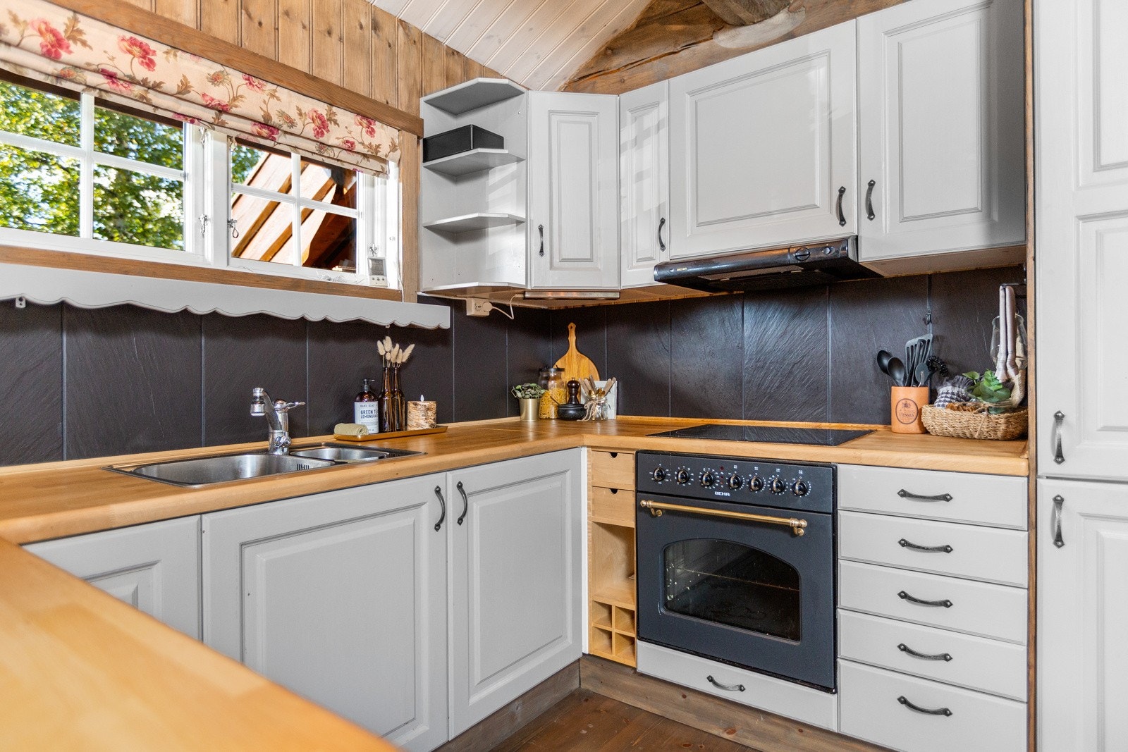 Integrerte hvitevarer med kjøl/fryseskap (nytt i august 2022), komfyr, steketopp og oppvaskmaskin som medfølger hytta. Galleribilde