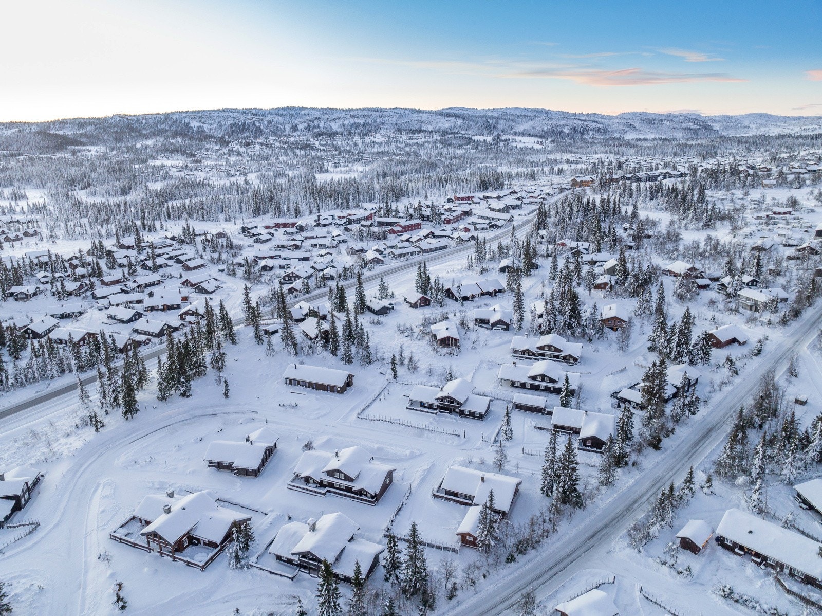 Hytta ligger midt i smørøyet med langrennsløyper og turløyper, både merkede og umerkede, på kryss og tvers Galleribilde