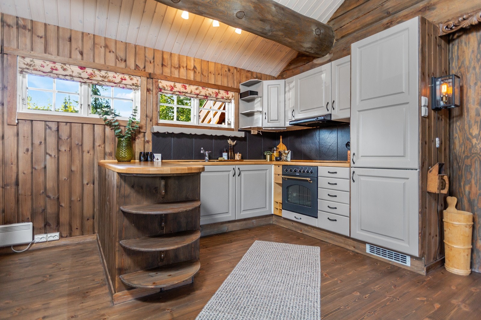 Innredning med laminerte skrog, gråmalte fronter og benkeplate i heltre. Galleribilde