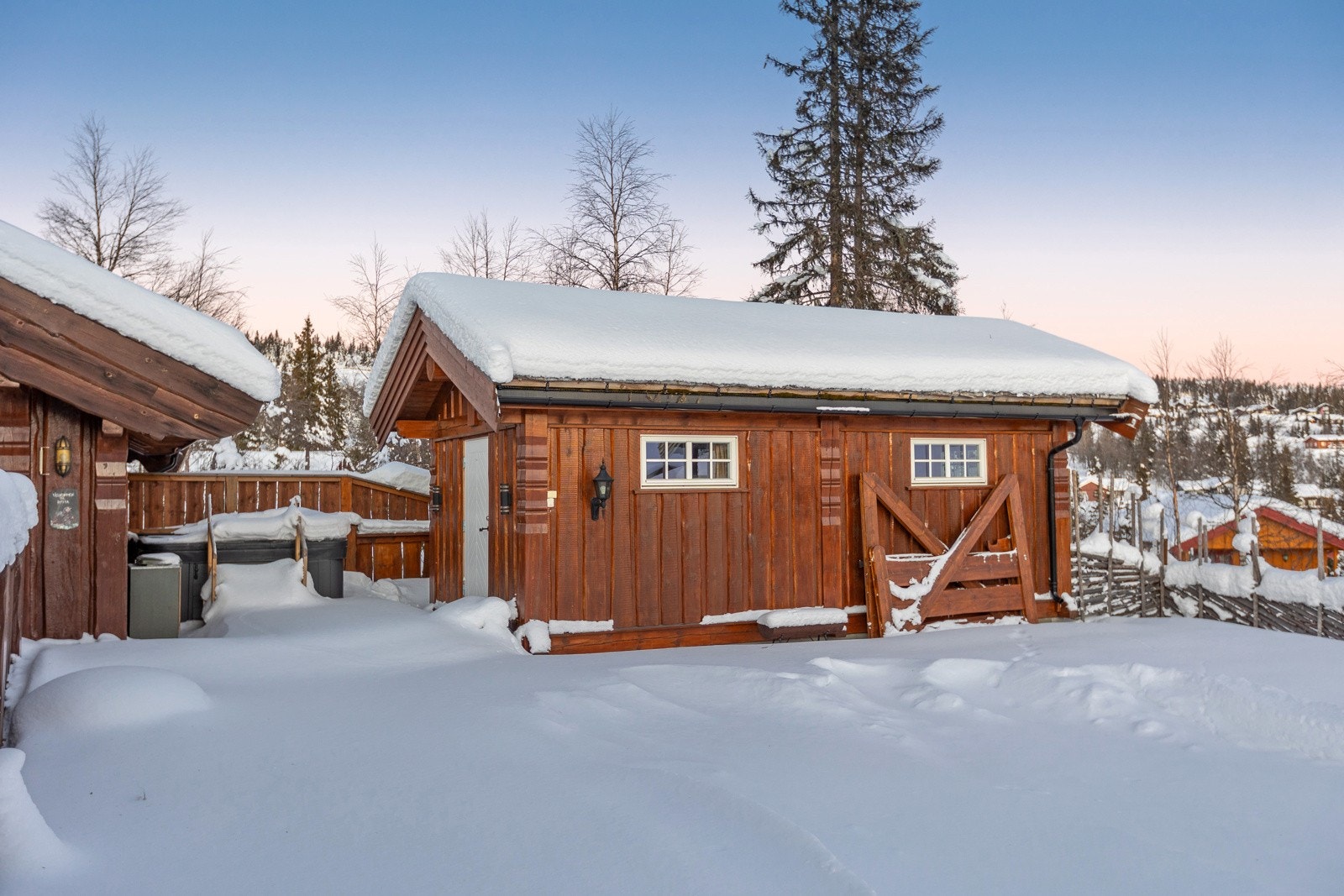 stort og praktisk uthus med innlagt strøm og to store rom med god lagringsplass Galleribilde